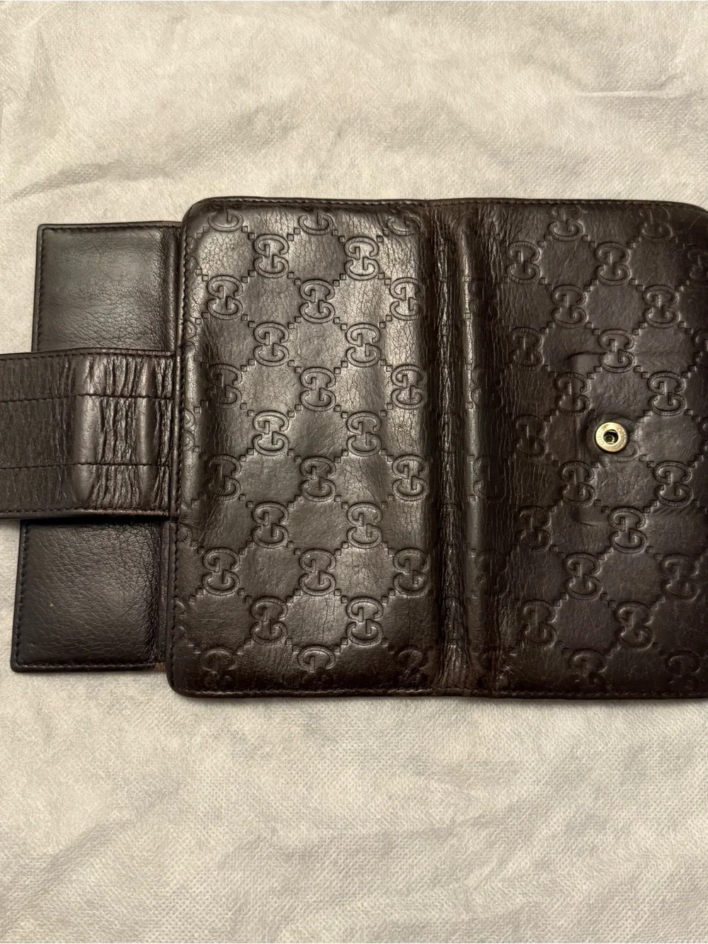 Gucci Black Leather Wallet with Gold Logo Bar